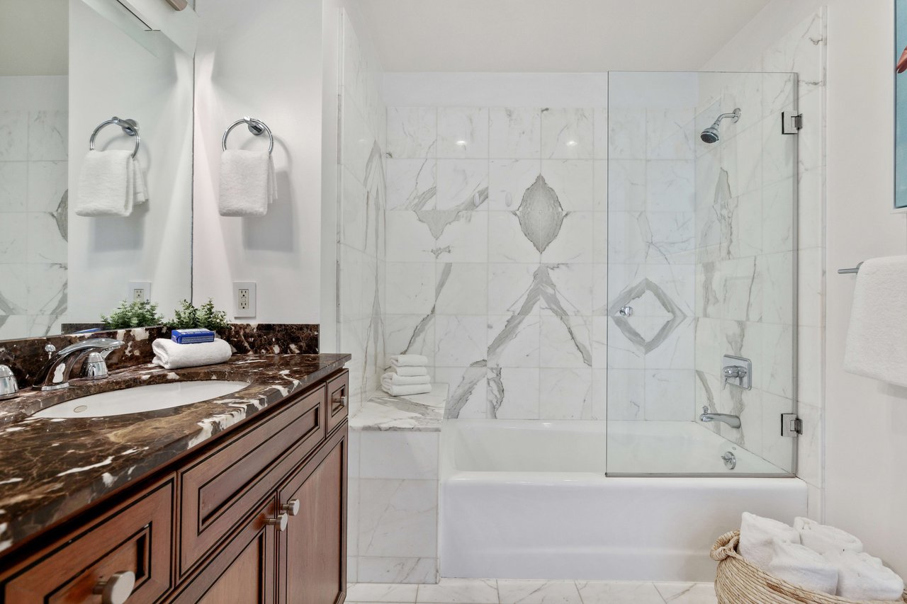 Bright 2 Bedroom Nob Hill Condominium
