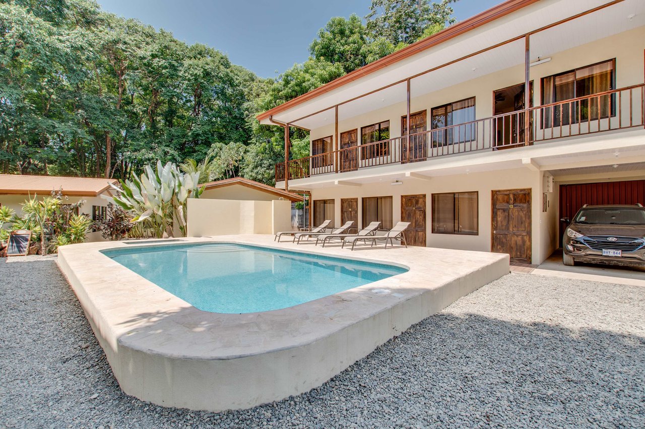 A highly-rated and high-occupancy resort with a hotel, cabins, on-site restaurant and a pool an easy 5-minute walk from PLAYA UVITA and Marino Ballena National Park!