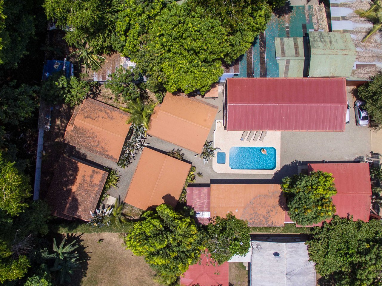 A highly-rated and high-occupancy resort with a hotel, cabins, on-site restaurant and a pool an easy 5-minute walk from PLAYA UVITA and Marino Ballena National Park!