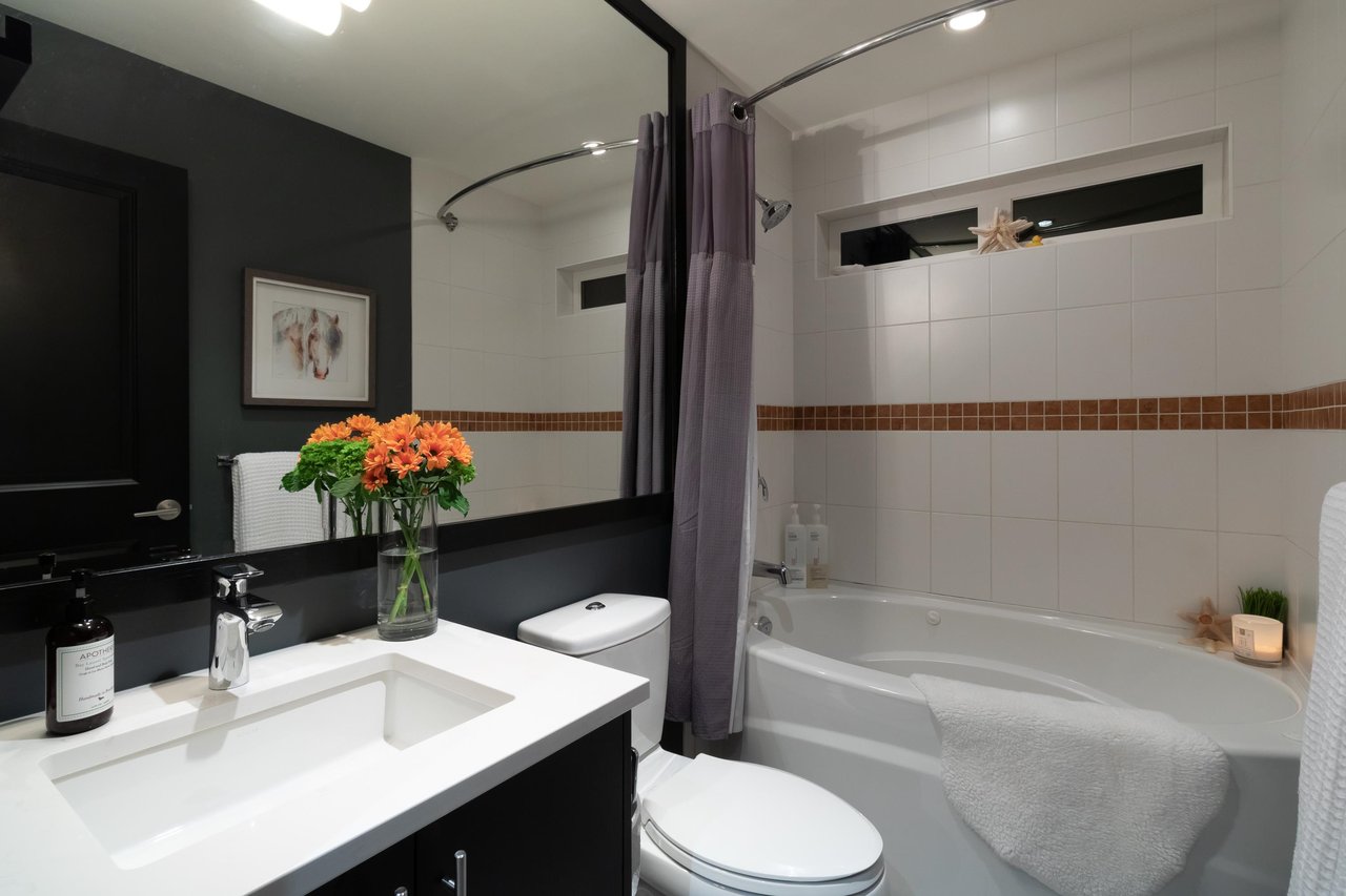 215 W 17th St
