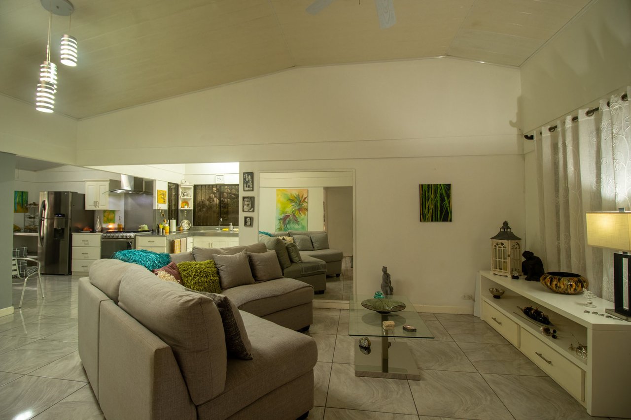 Mountain Home with Guest Cabin, Dominical, Puntarenas