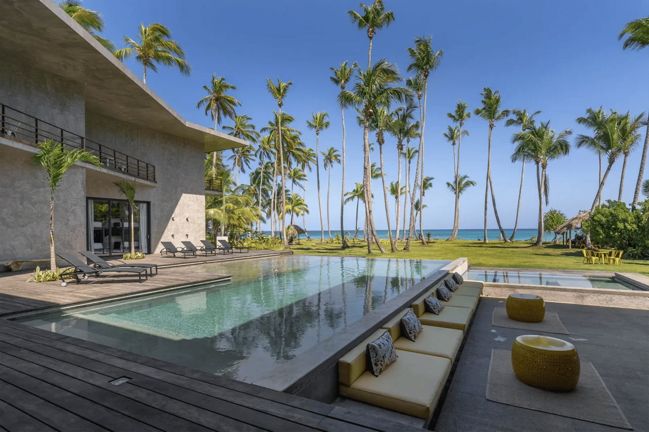 Beachfront Luxury Retreat: Contemporary Villa With Stunning Views and Unrivaled Amenities