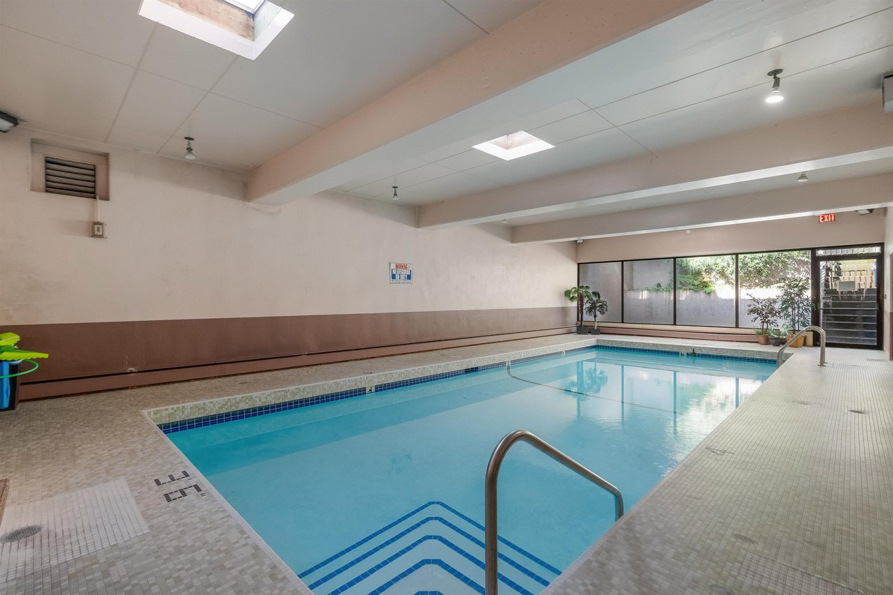 302-555 13th Street, West Vancouver