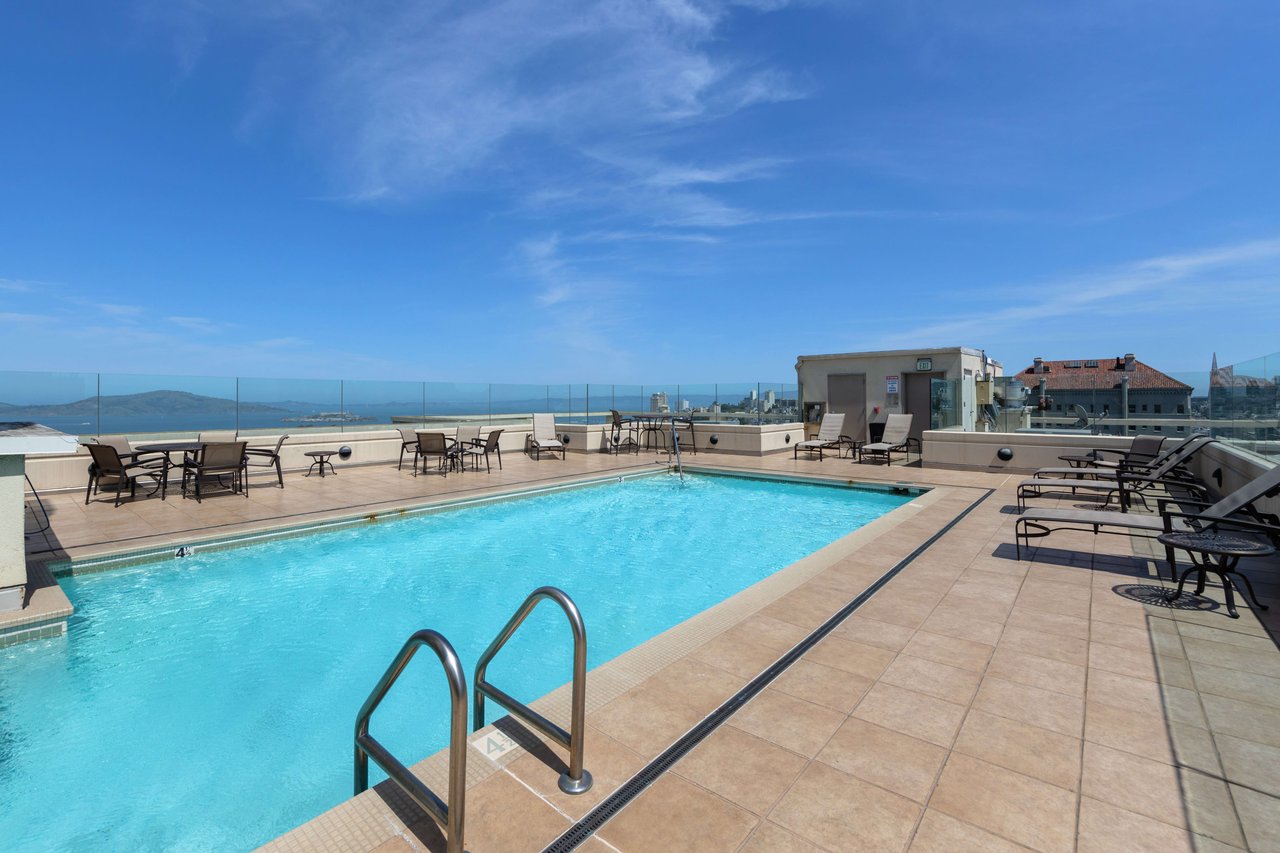 Just-Renovated Pacific Heights Condo With Southern Views