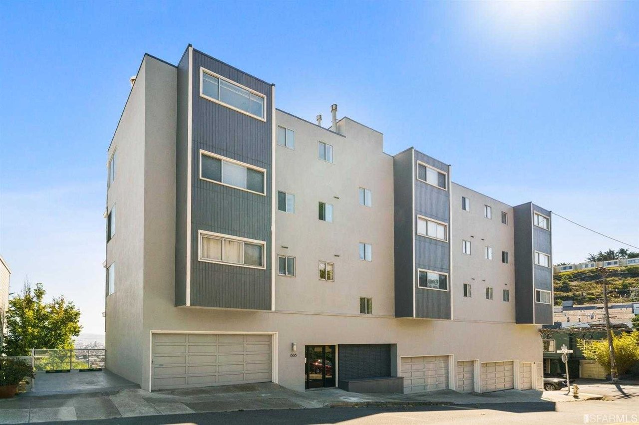 695 Grand View Ave #102