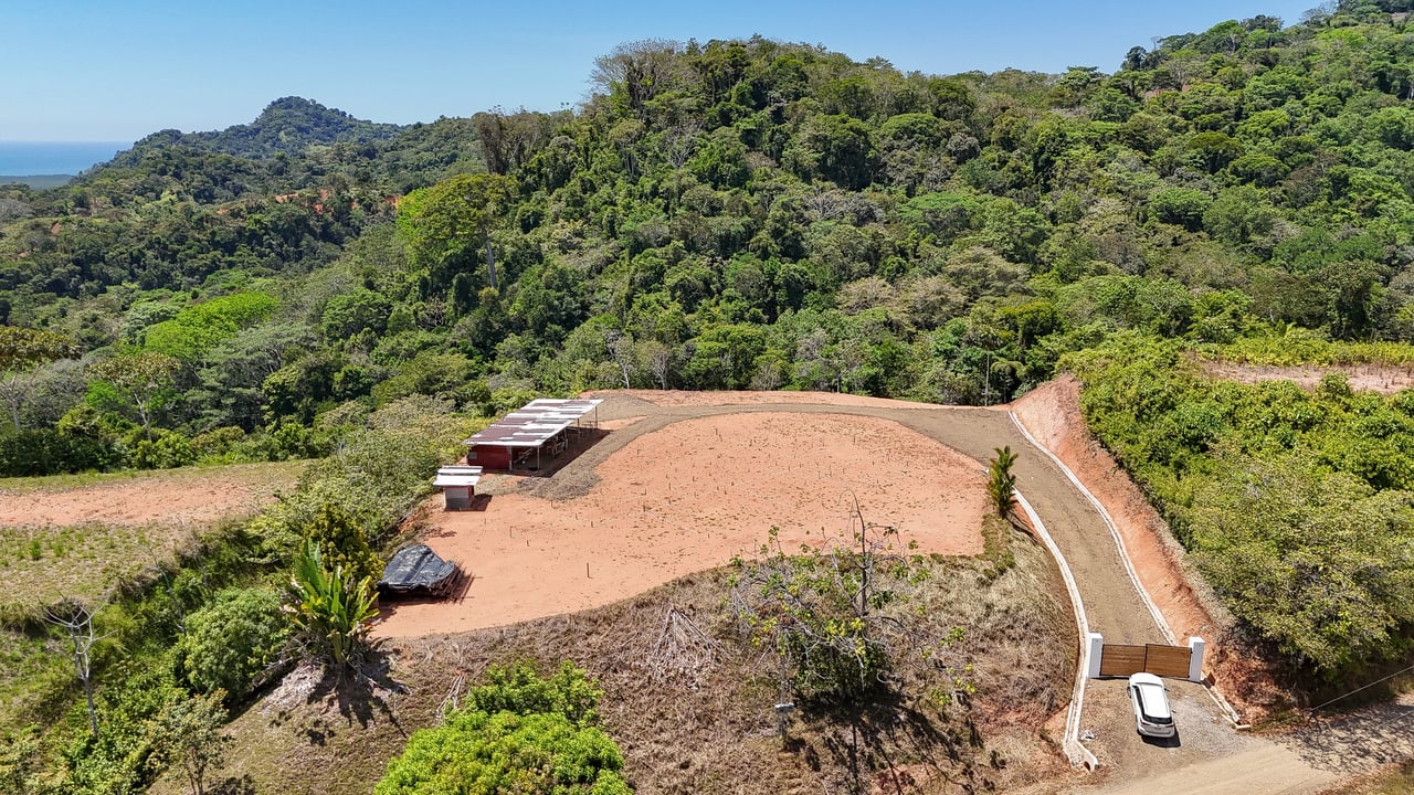 An elevated, prepared river lot with 360-degree ocean, mountain, valley and jungle views