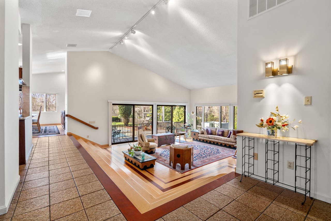 16 Wadsworth Ln Dartmouth, MA