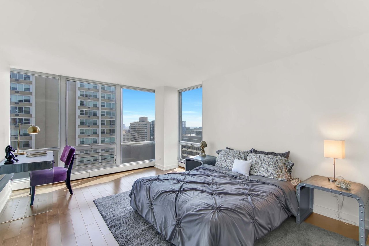 339 W Barry Avenue, #22C