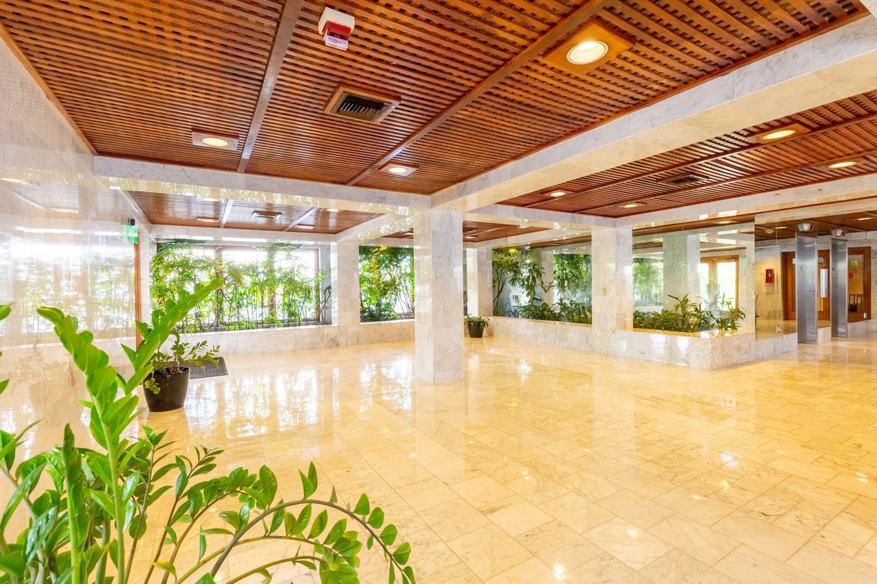 5415 Collins Ave #704 Miami Beach FL-33140