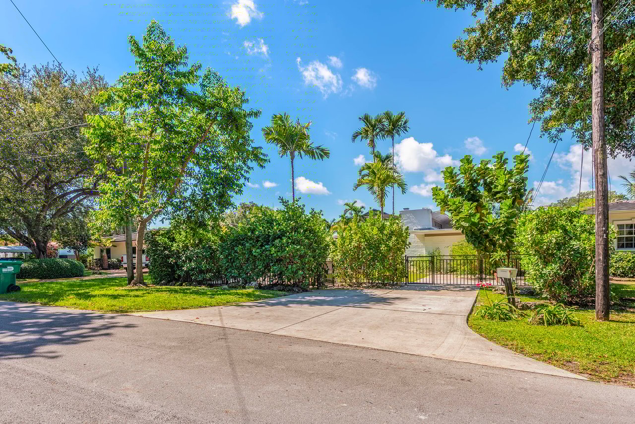 5860 SW 26th St, Miami, FL 33155
