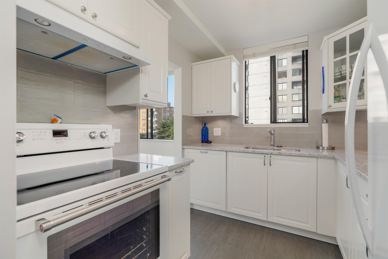 302-555 13th Street, West Vancouver