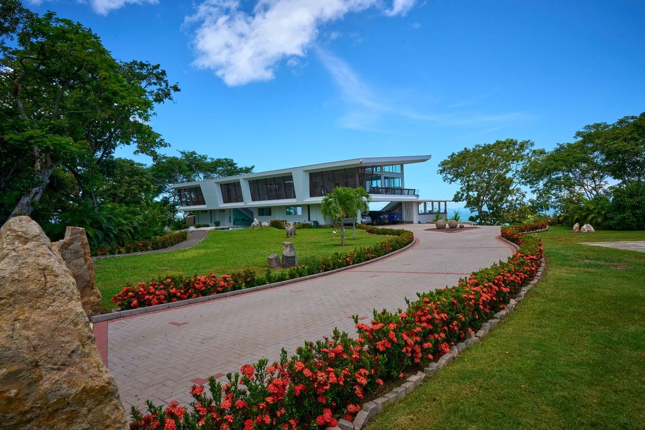 Hilltop Luxury Heliport Estate, Jaco, Puntarenas