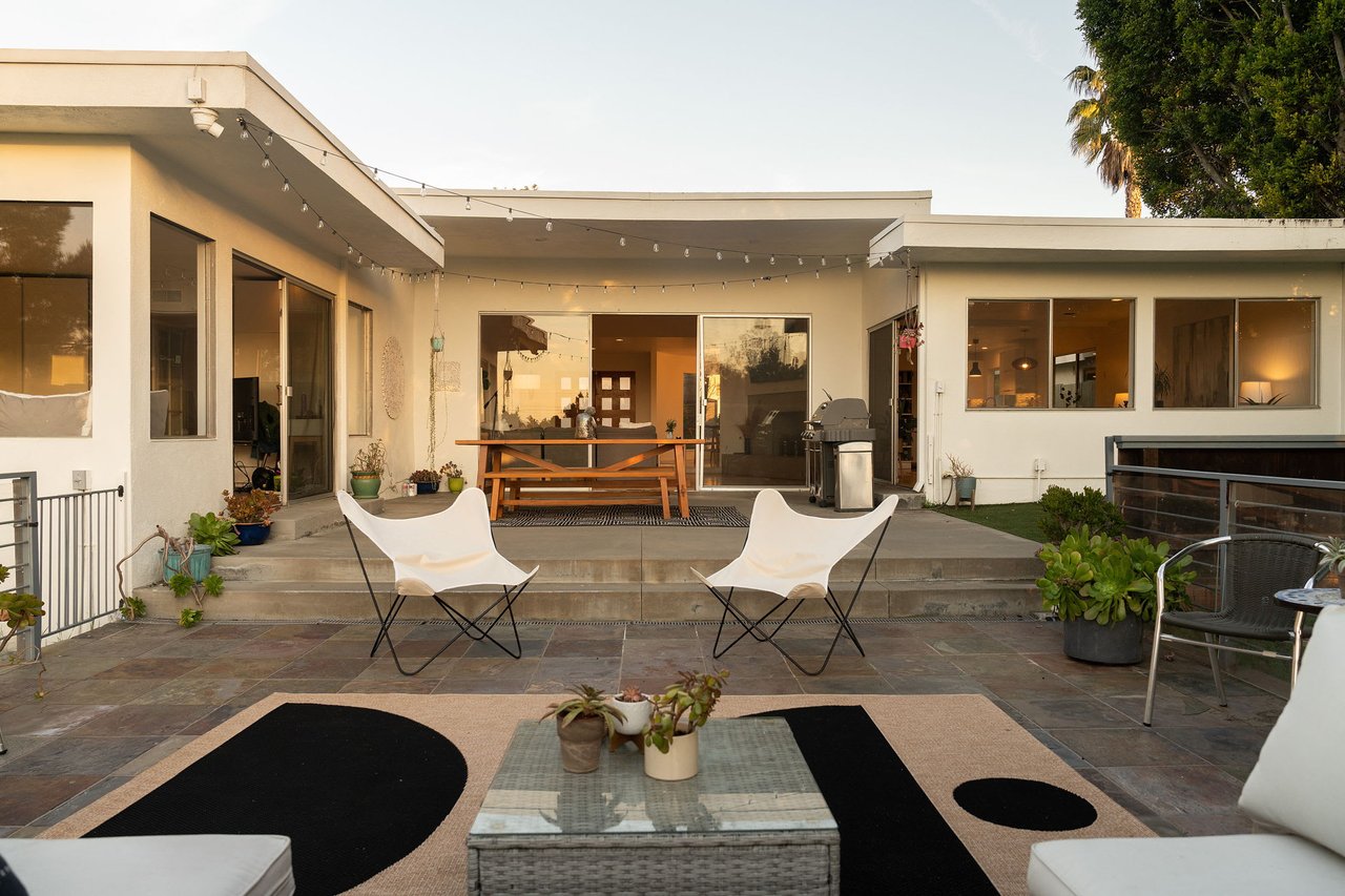 deLIGHTfull Mid Century in the Studio City "Donas"