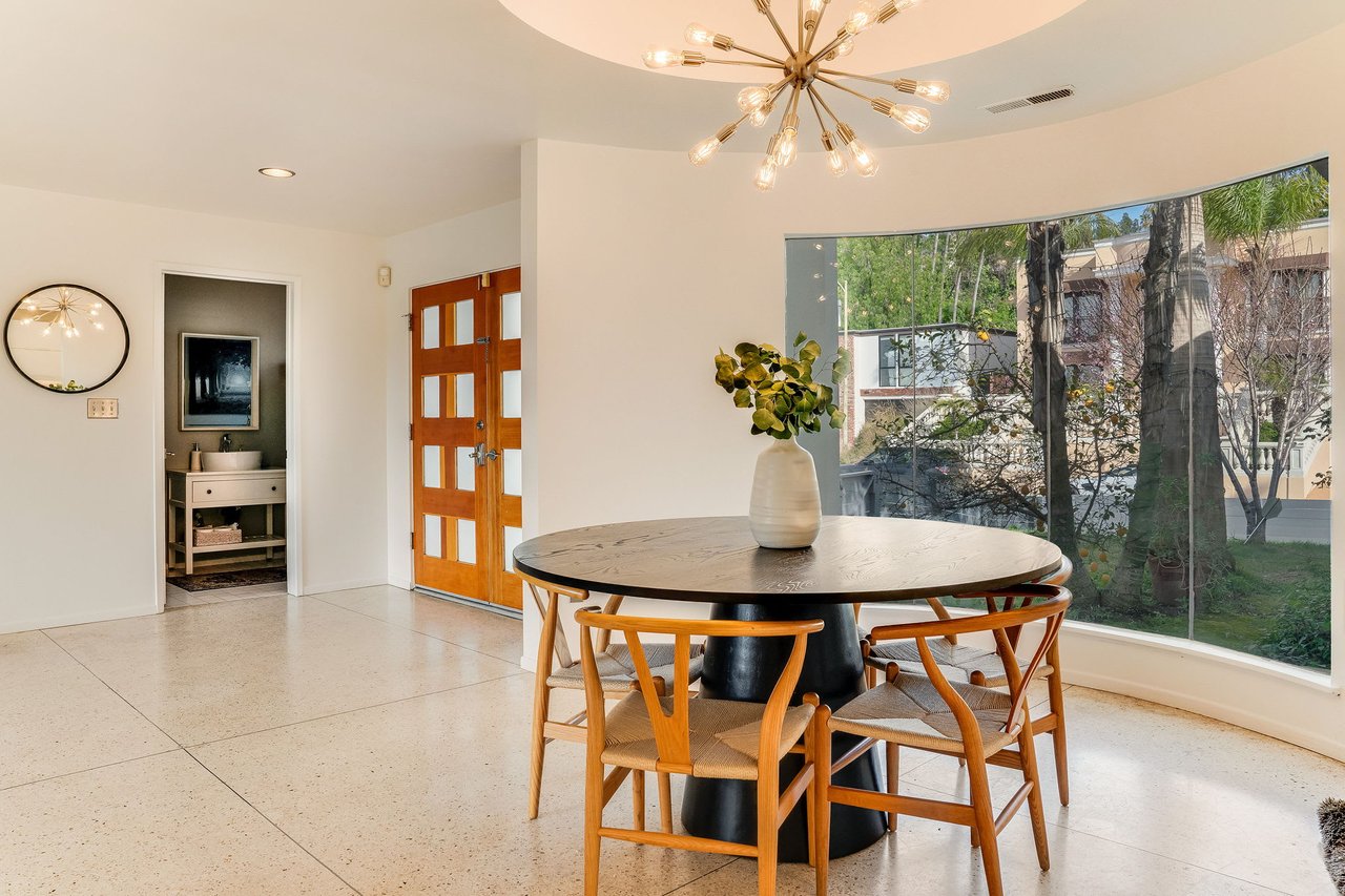 deLIGHTfull Mid Century in the Studio City "Donas"