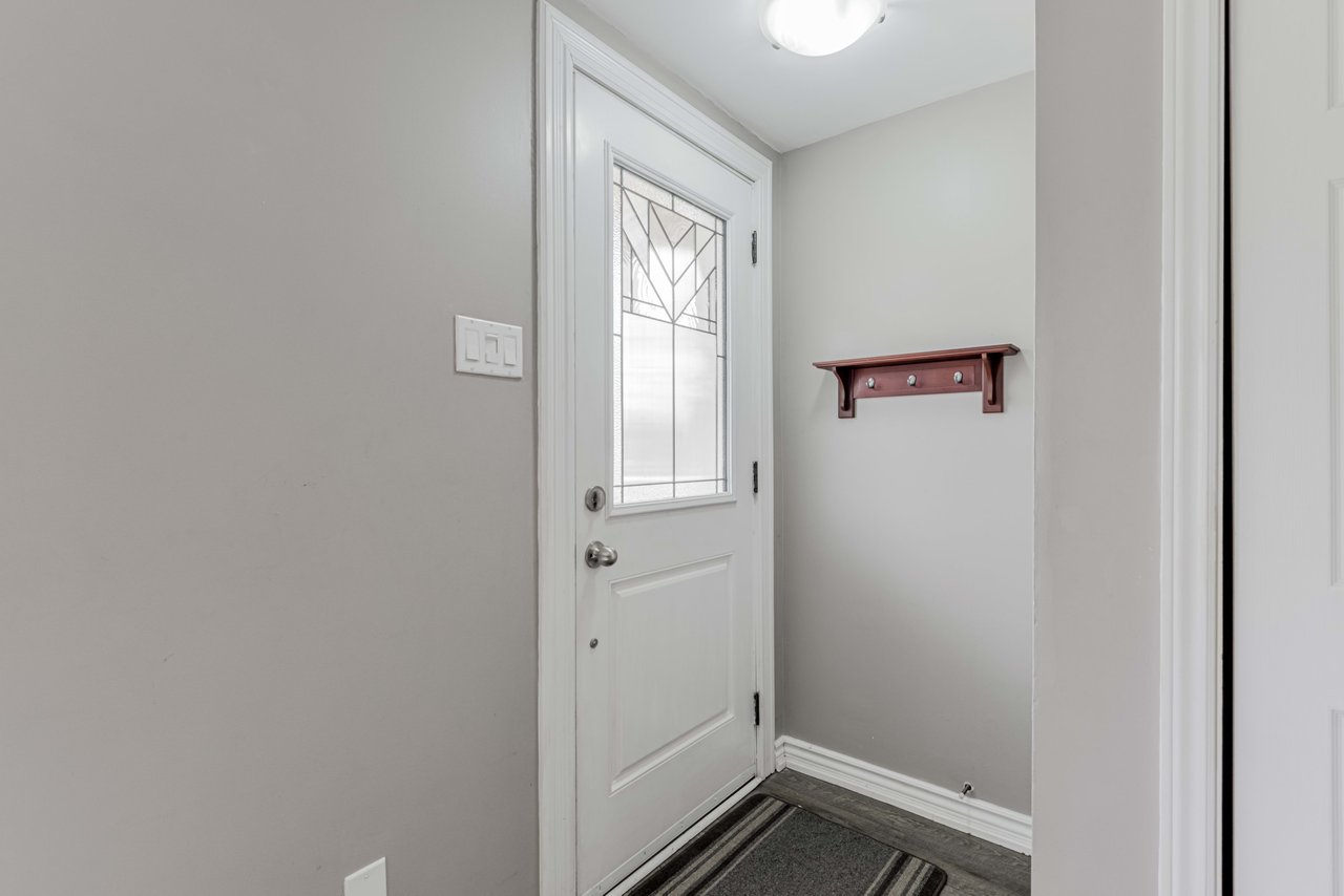 COLONIAL-STYLE HOME OFF LAKE SIMCOE