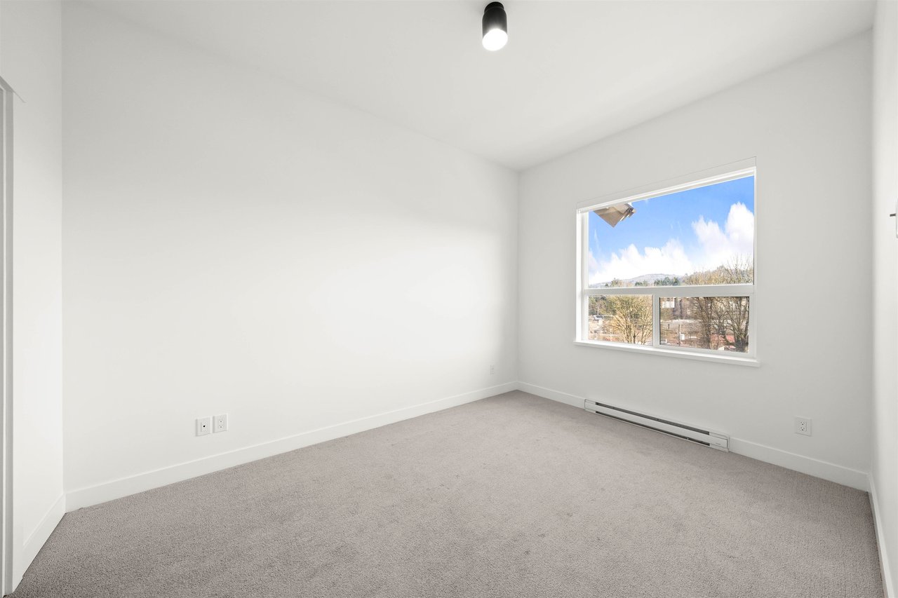 503-2493 Montrose Ave