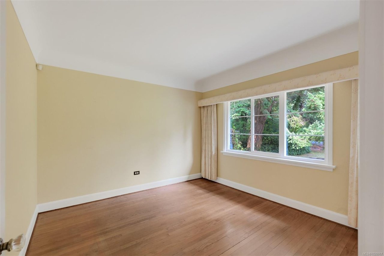 2587 MacDonald Dr