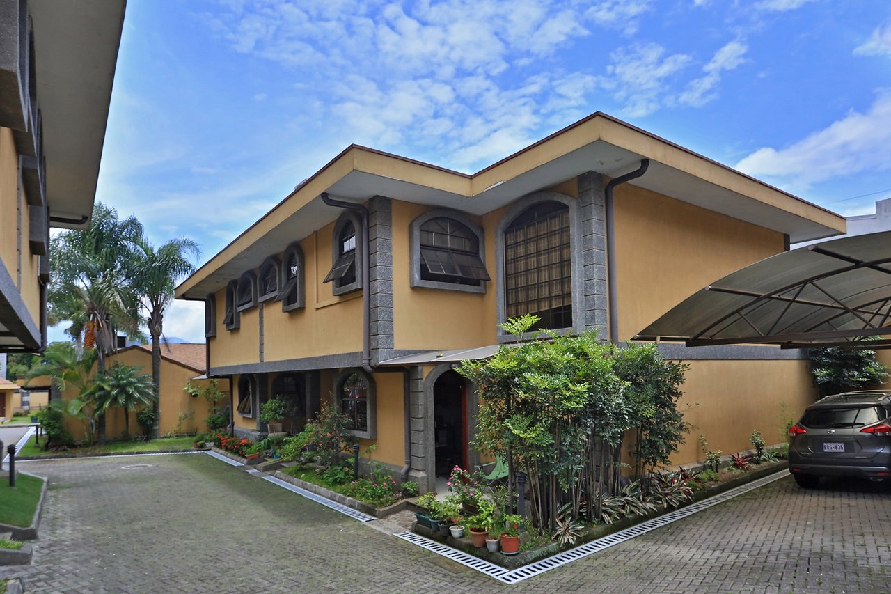 Spacious Terrace Gated Townhome, Heredia