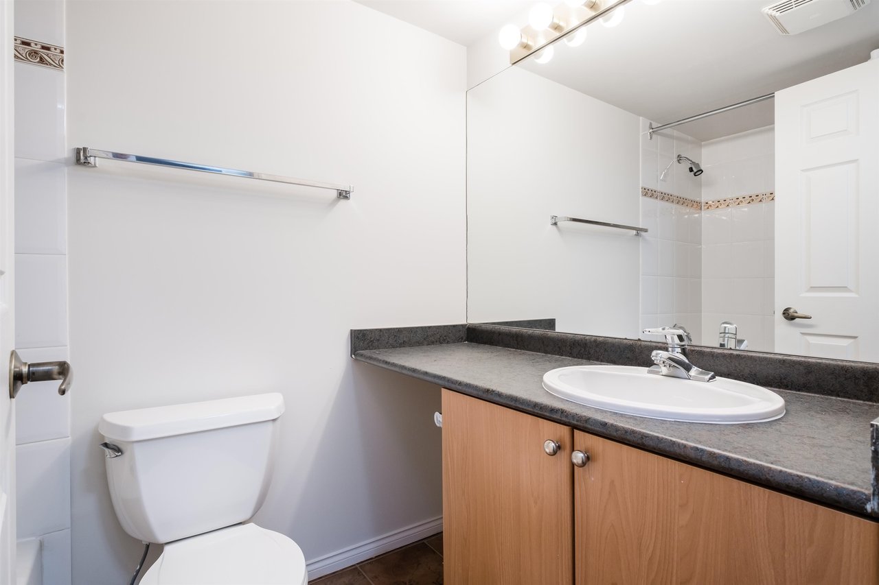 208-910 Beach Avenue, Vancouver