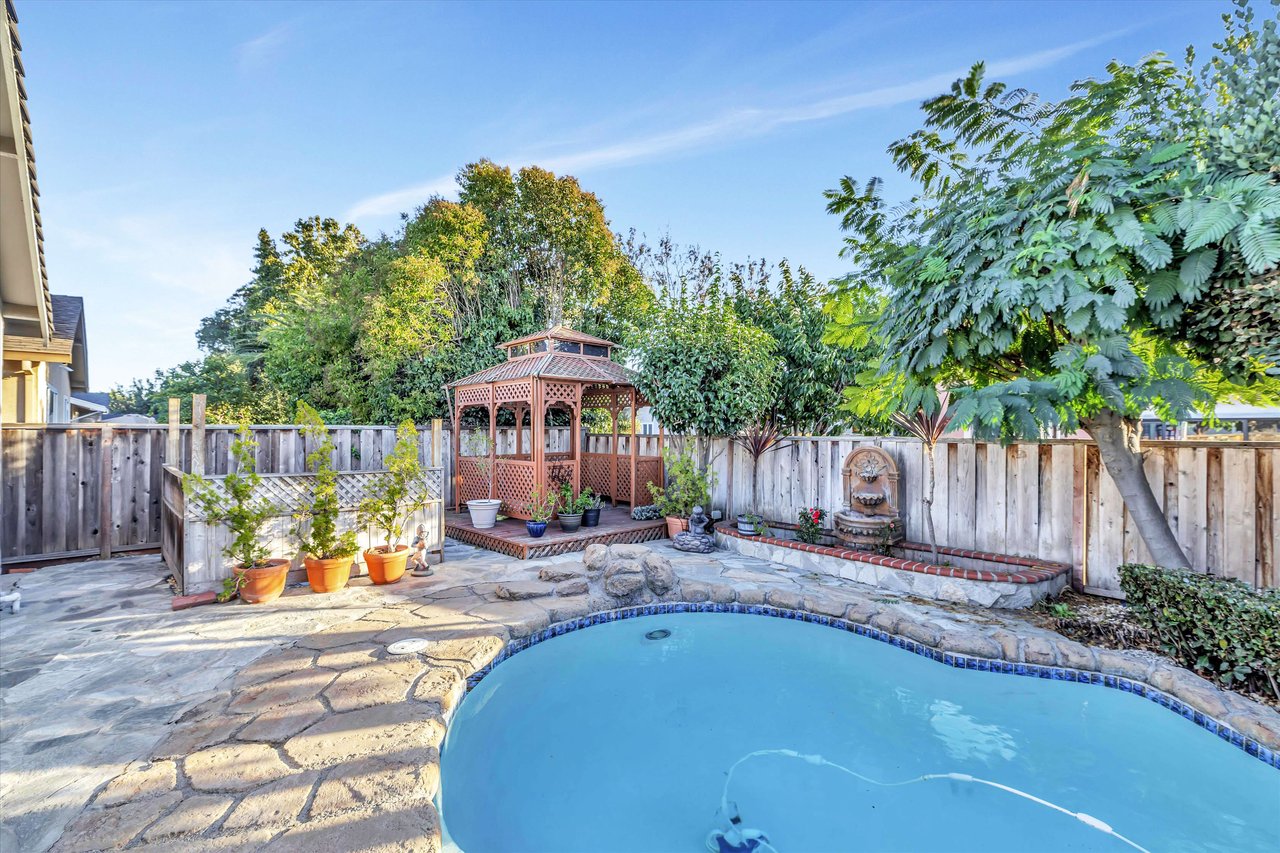 33827 Whitehead Ln