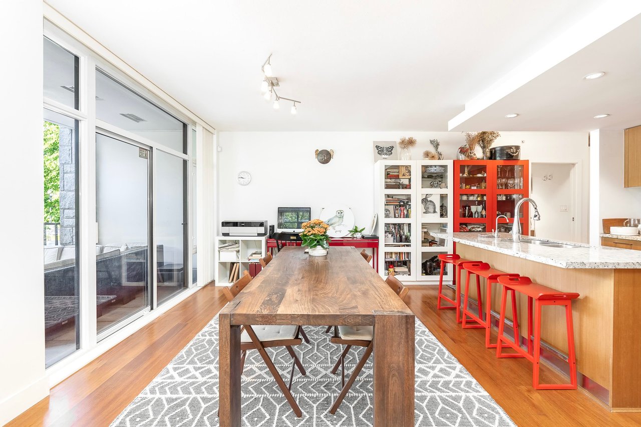 210-5989 Iona Dr