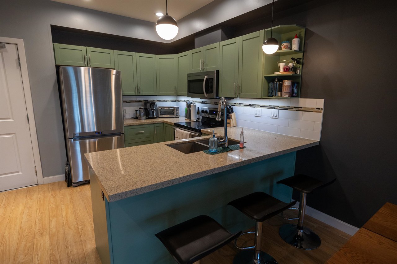 205-5655 Inman Ave