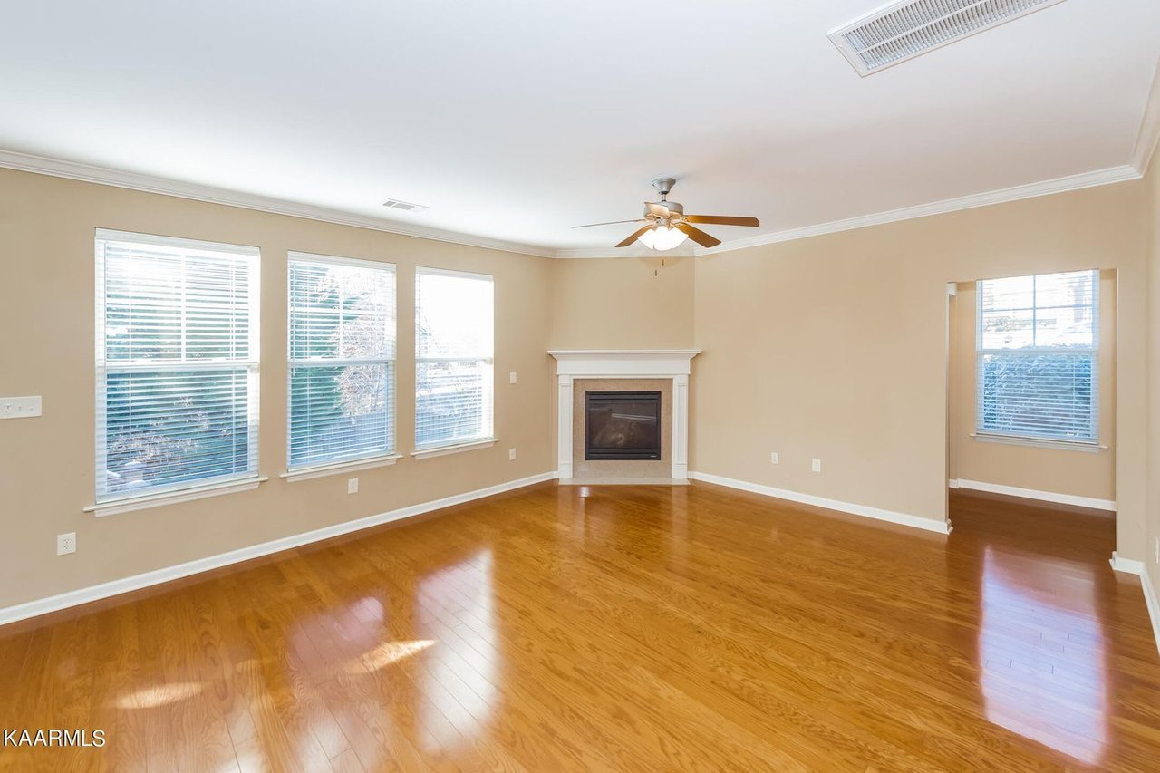 2450 Ancient Oak Ln