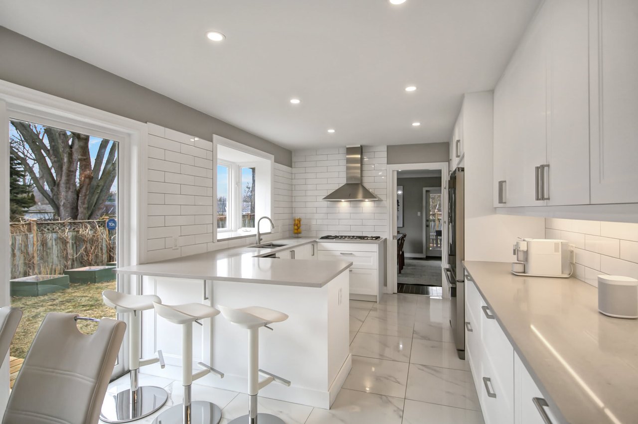 1274 Lorne Park Rd