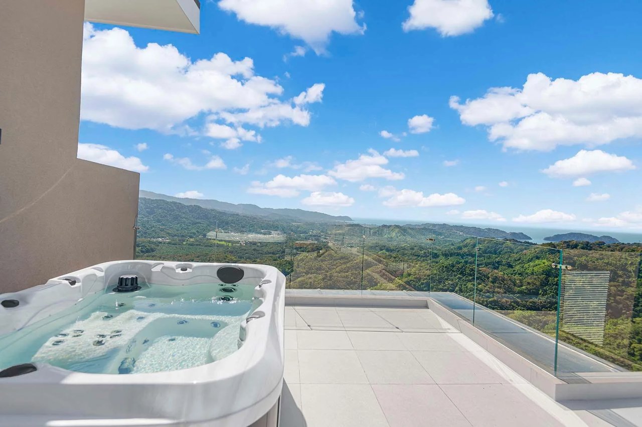 Luxury Oceanview Corner Penthouse, Jaco, Puntarenas