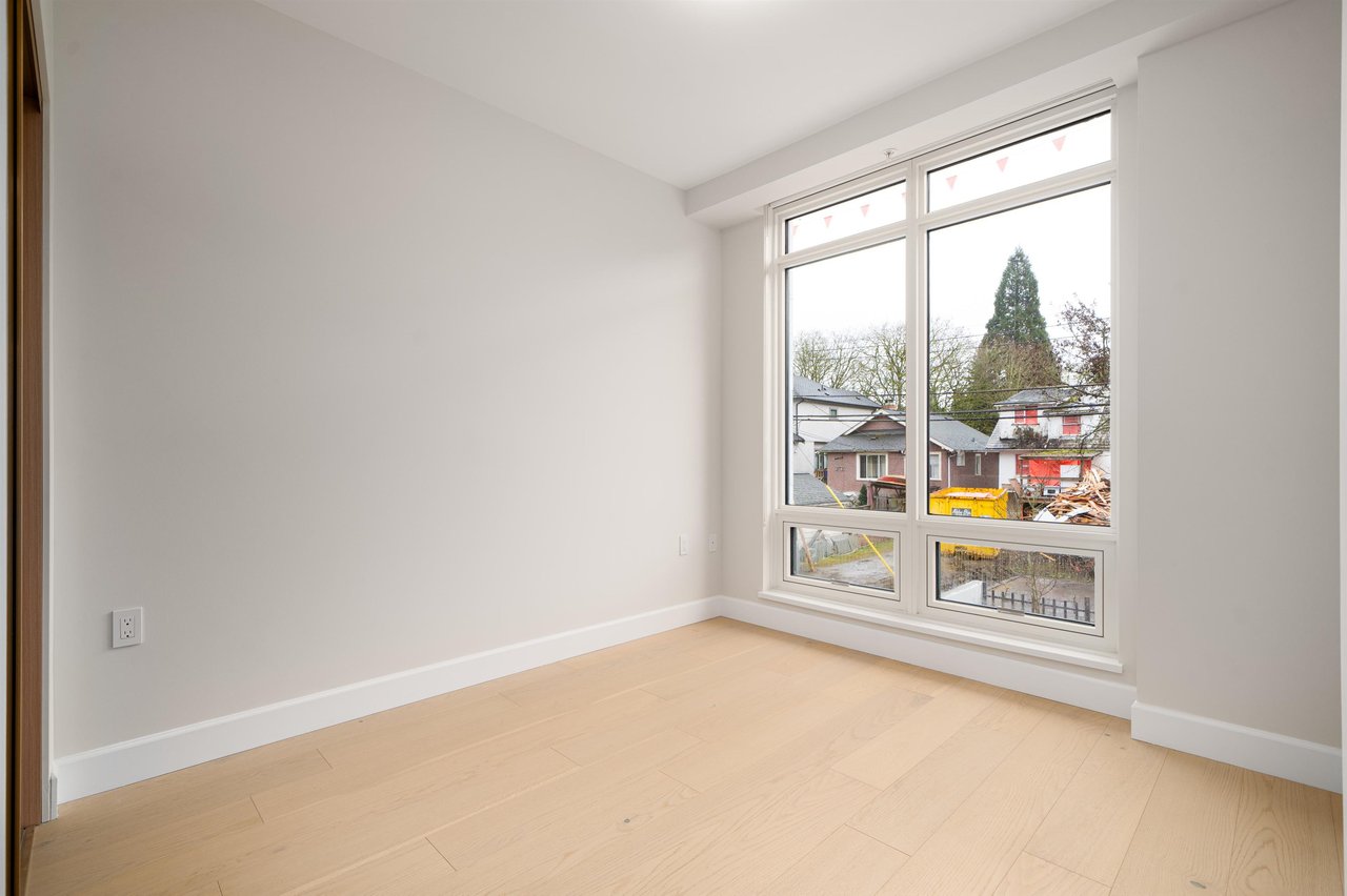 203-3668 W 10th Ave