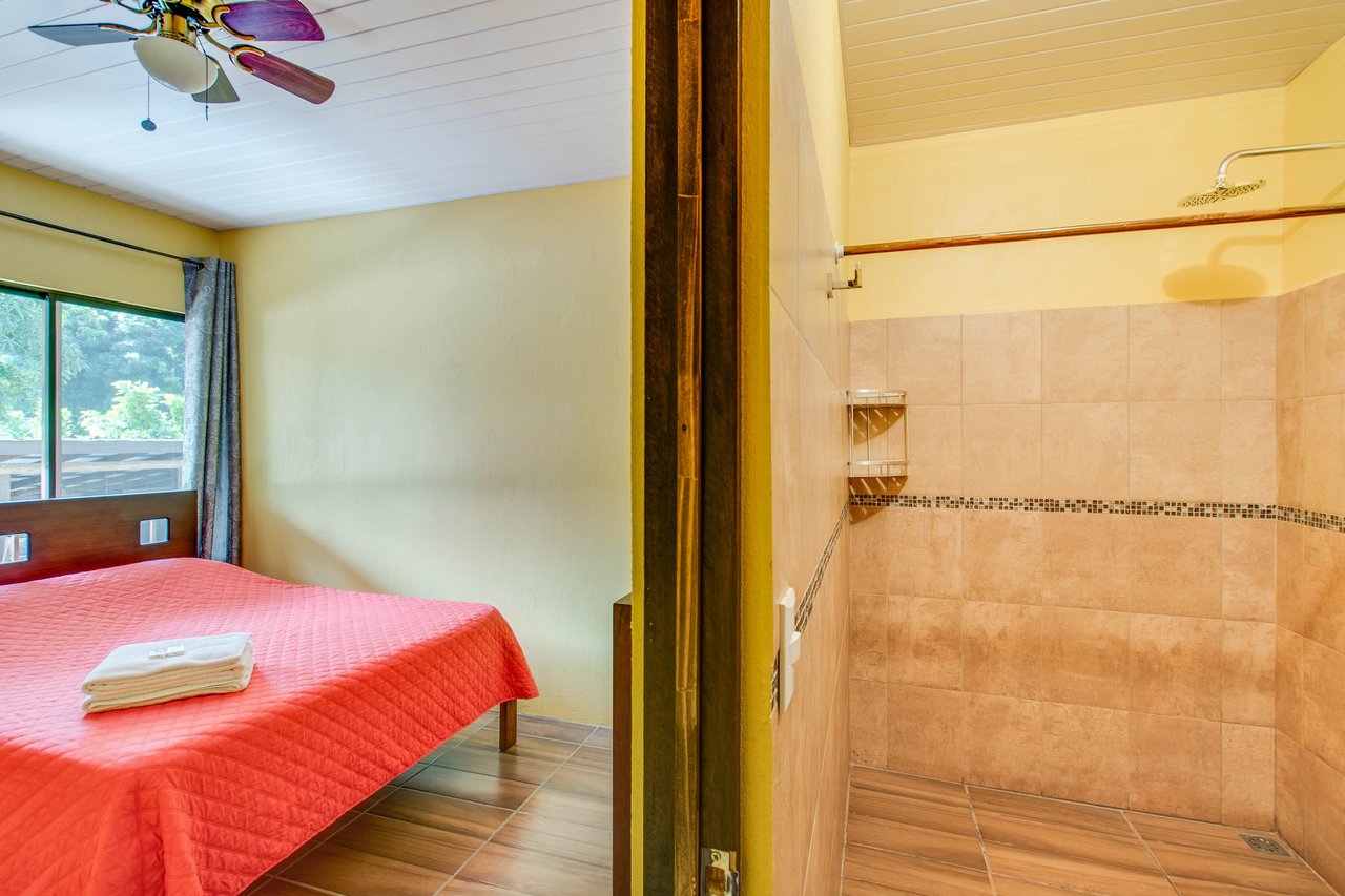 A highly-rated and high-occupancy resort with a hotel, cabins, on-site restaurant and a pool an easy 5-minute walk from PLAYA UVITA and Marino Ballena National Park!