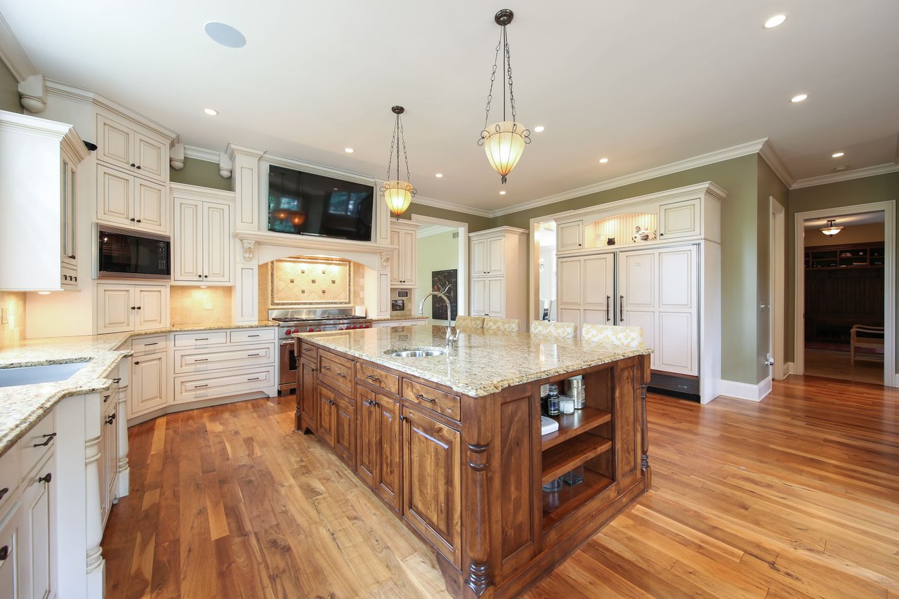 Chic & Elegant Home Near High School