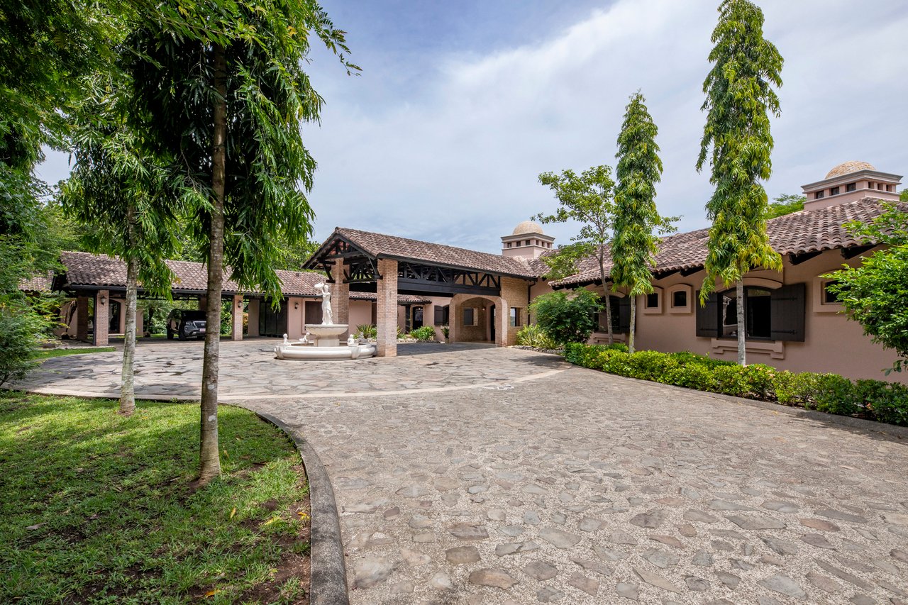 Tuscan Estate with Infinity Pool, Guacima, Alajuela