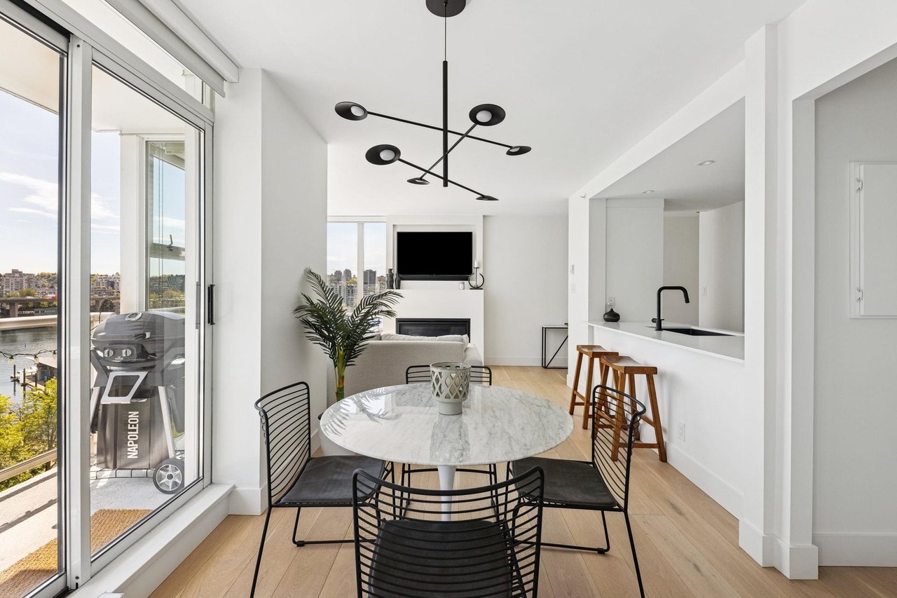 801-1077 Marinaside Cres