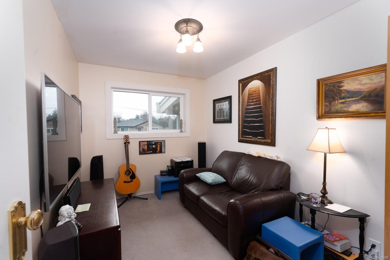 998 McBriar Ave
