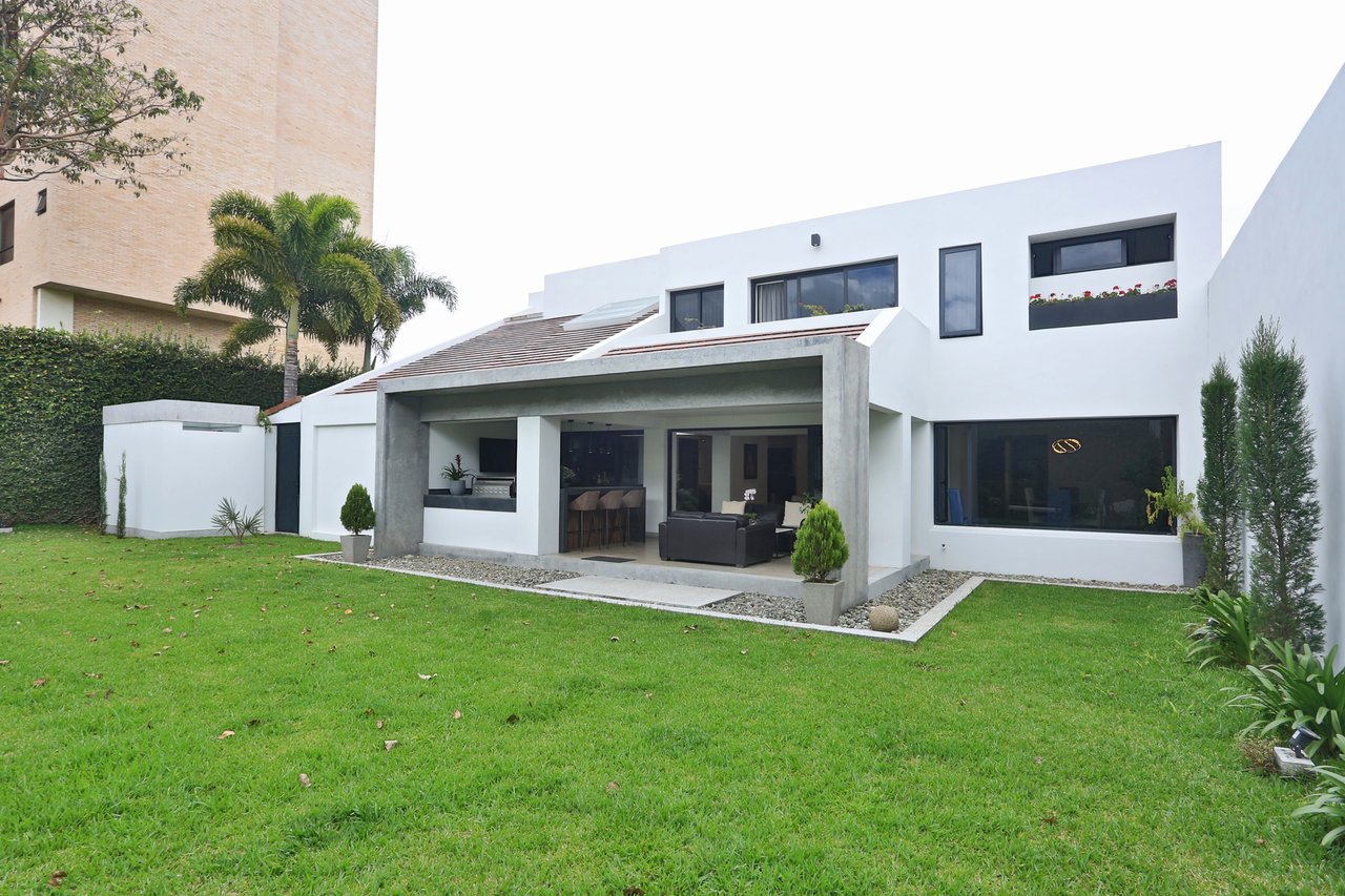 Remodeled Residence With Apartment, Escazu, San Jose