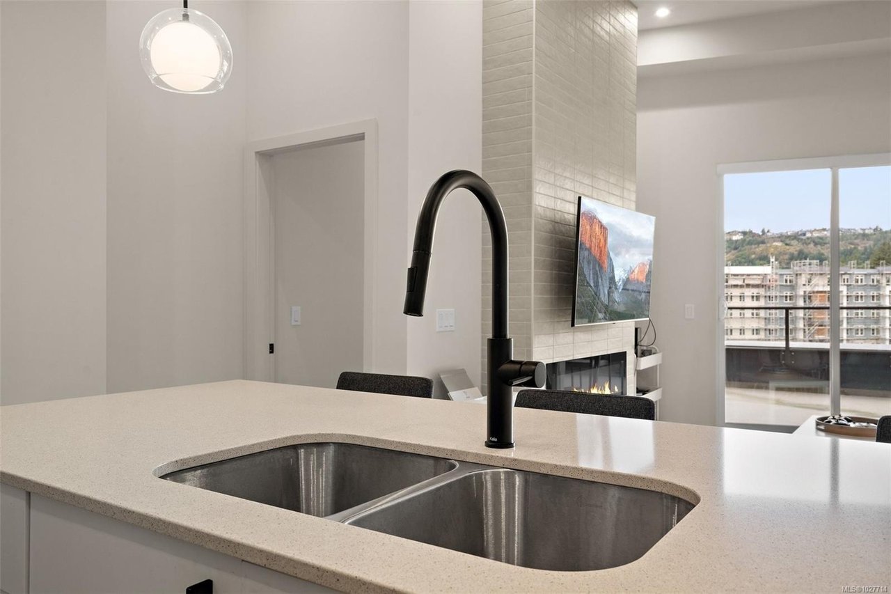 606-947 WhirlaWy Cres