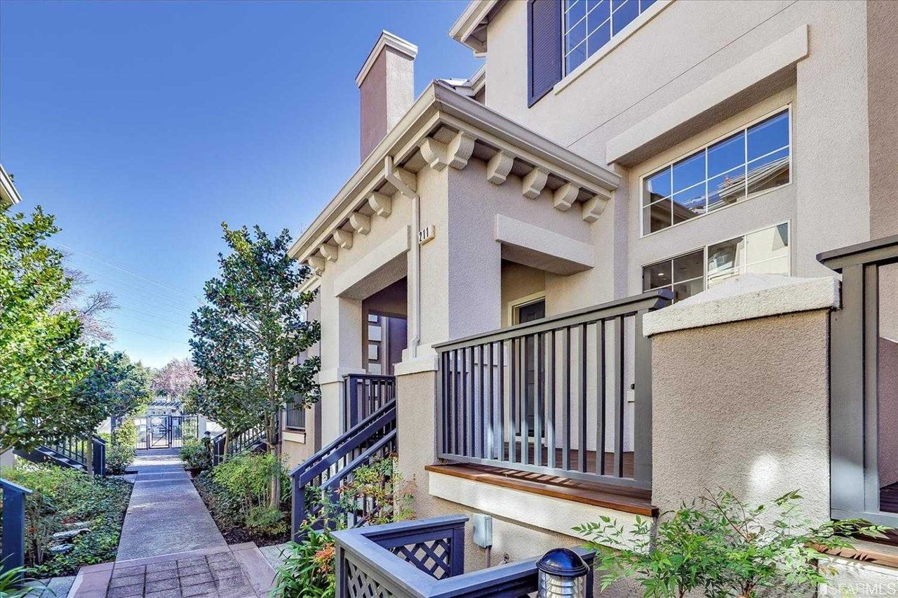 211 Moresby Ln