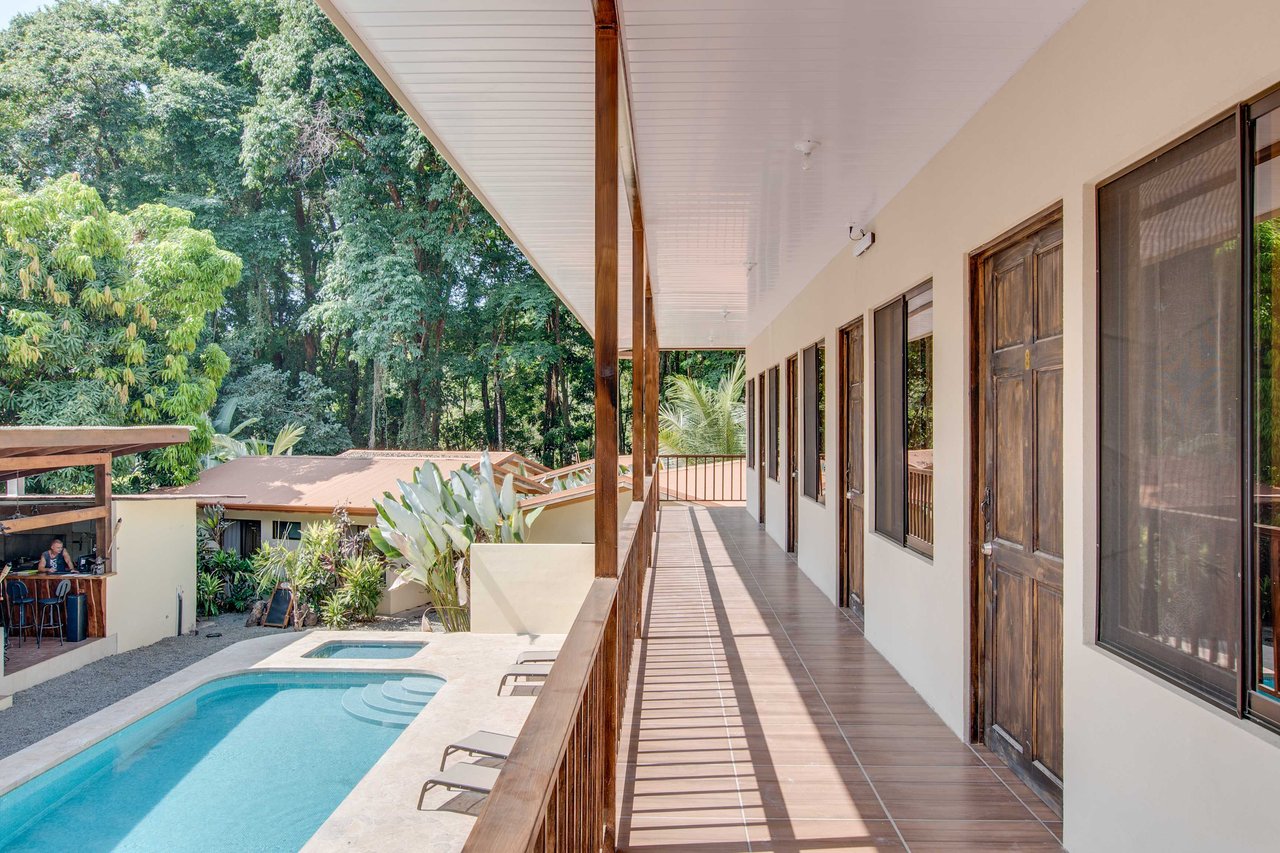 A highly-rated and high-occupancy resort with a hotel, cabins, on-site restaurant and a pool an easy 5-minute walk from PLAYA UVITA and Marino Ballena National Park!