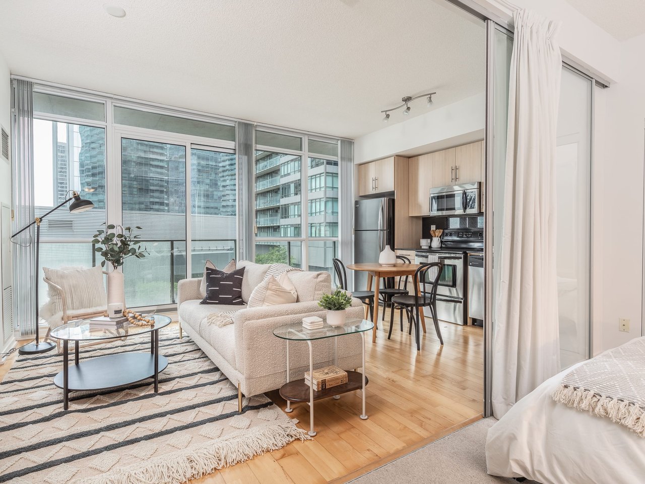 SOUTH SUITE IN MAPLE LEAF SQUARE