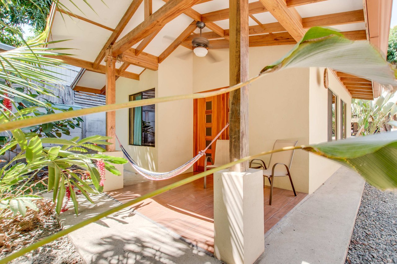 A highly-rated and high-occupancy resort with a hotel, cabins, on-site restaurant and a pool an easy 5-minute walk from PLAYA UVITA and Marino Ballena National Park!