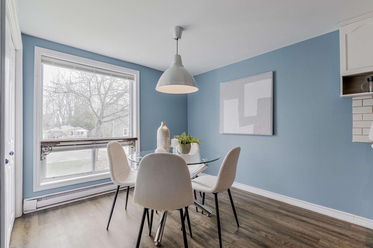 COLONIAL-STYLE HOME OFF LAKE SIMCOE