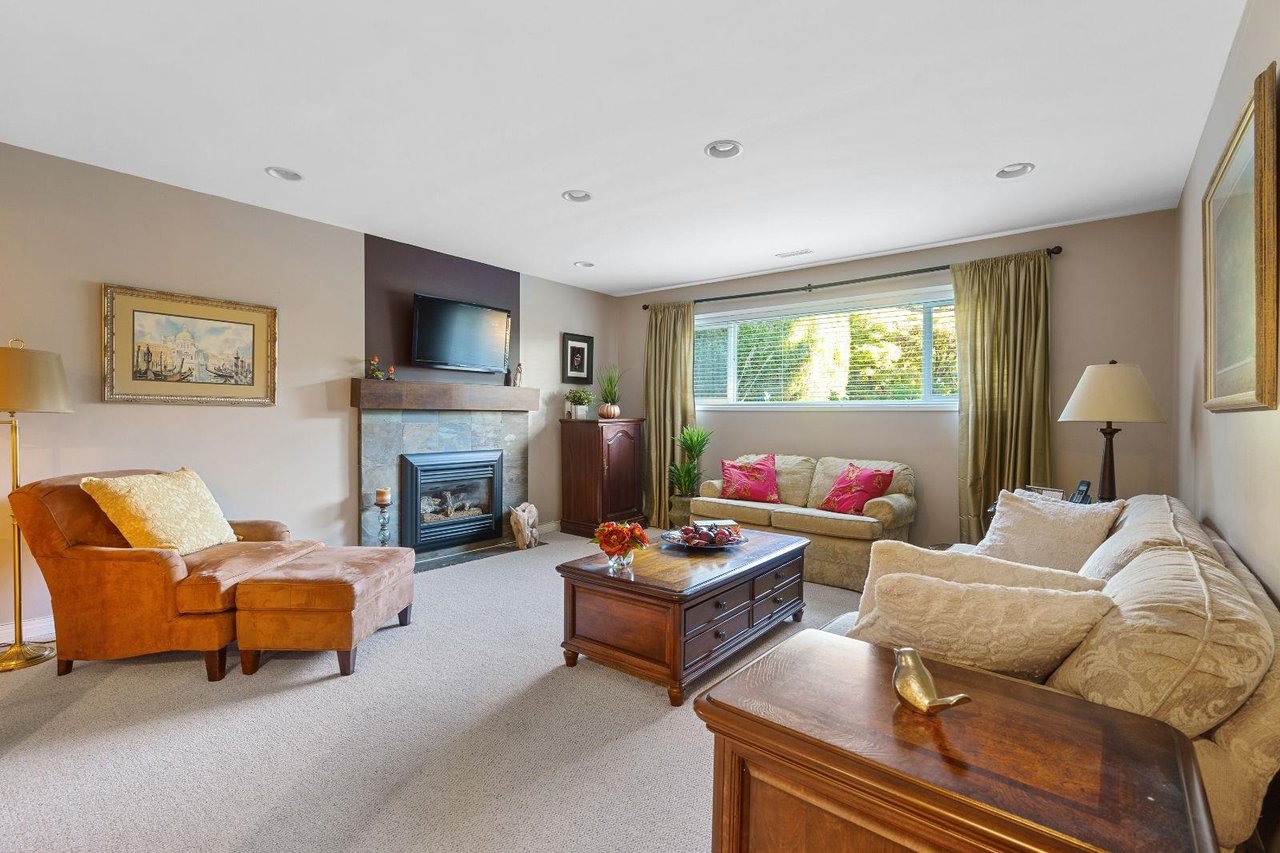 987 Fairway Dr