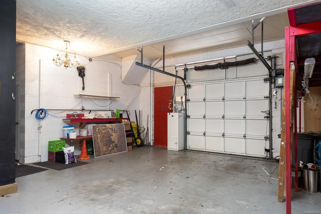 1023 Fort St