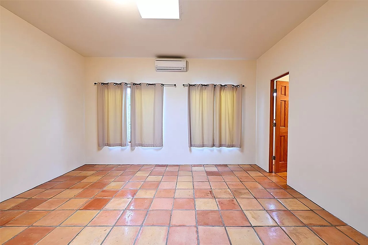 3246 La Paz Ln