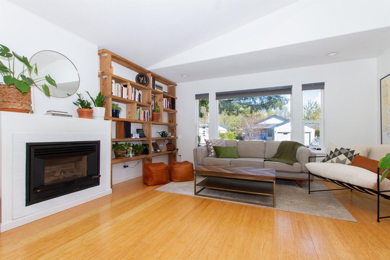 1016 Edgewater Cres