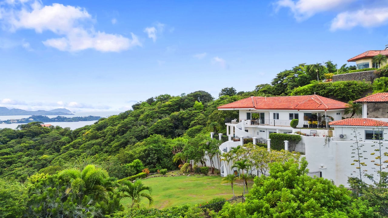 CASA FELIZ , PACIFIC HEIGHTS | ONLY MINUTES TO THE BEACH WITH SPECTACULAR OCEAN AND VALLEY VIEWS!