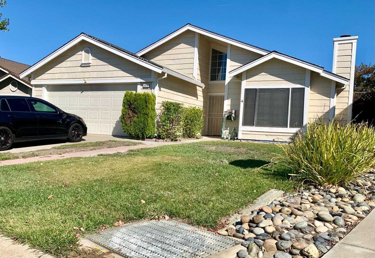 2913 Honeysuckle Circle