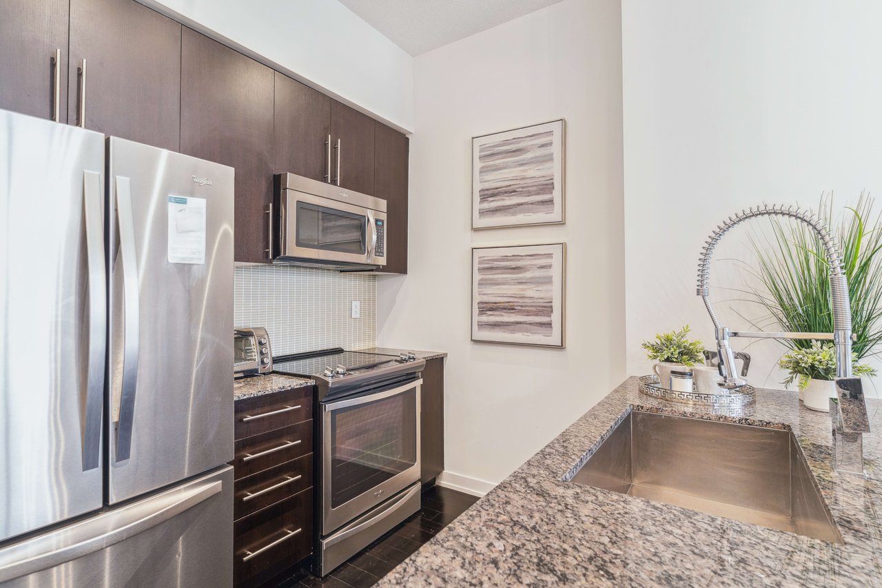 Bright & Spacious Condo In The Heart Of Downtown Mississauga