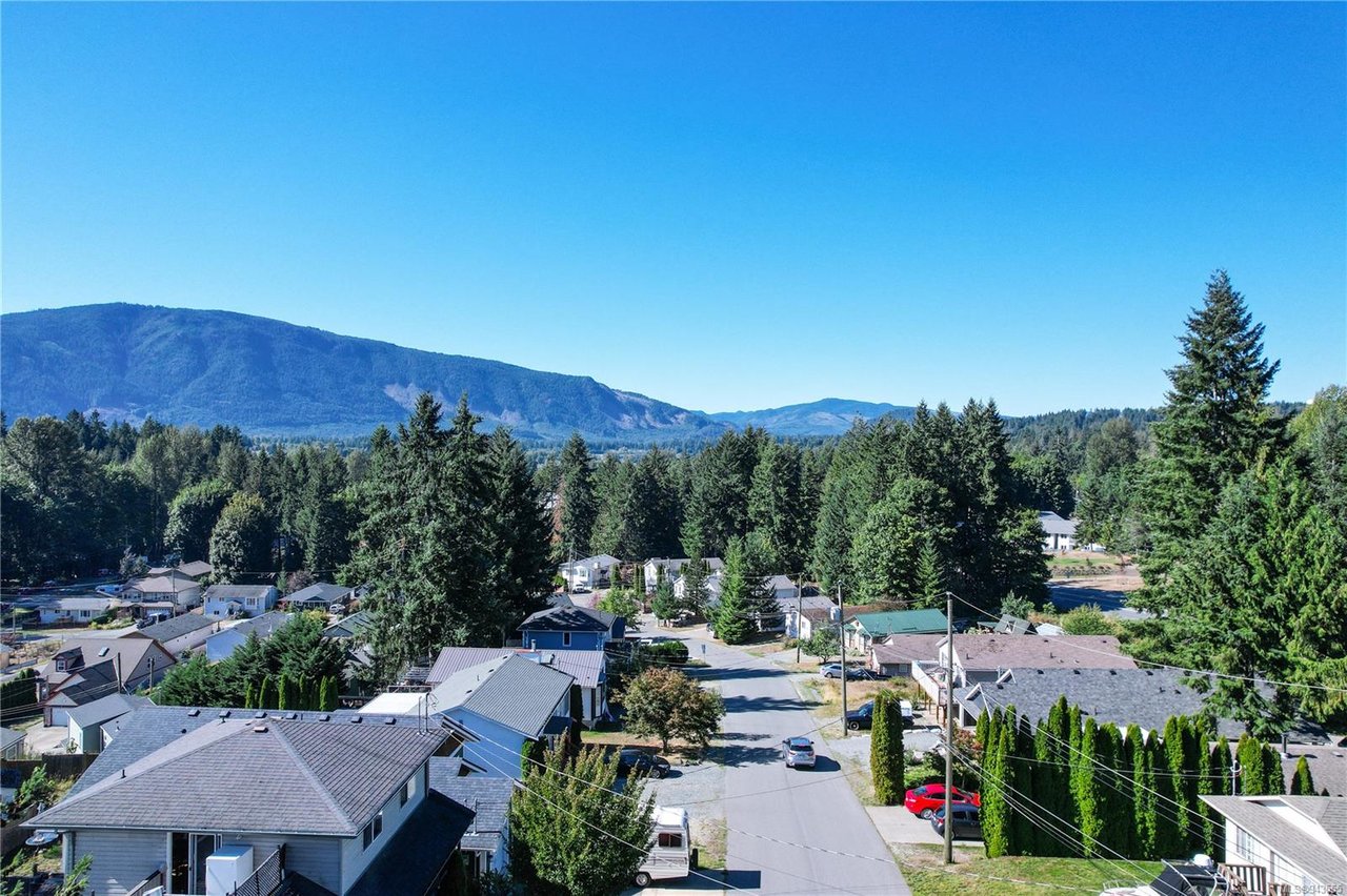 305 Lake Park Rd, Lake Cowichan